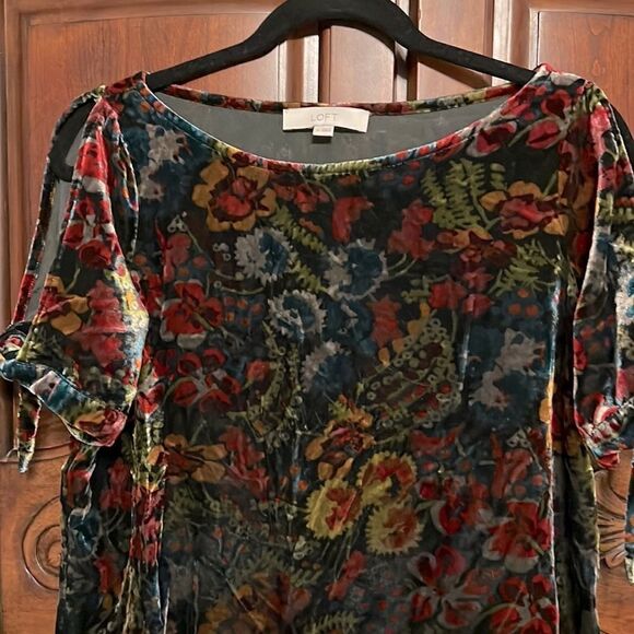Loft velvet flowered top- size M - Picture 3 of 6